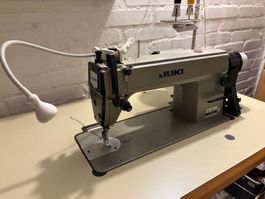 Juki DDL-555-04 Industrienähmaschine – inkl. Tisch