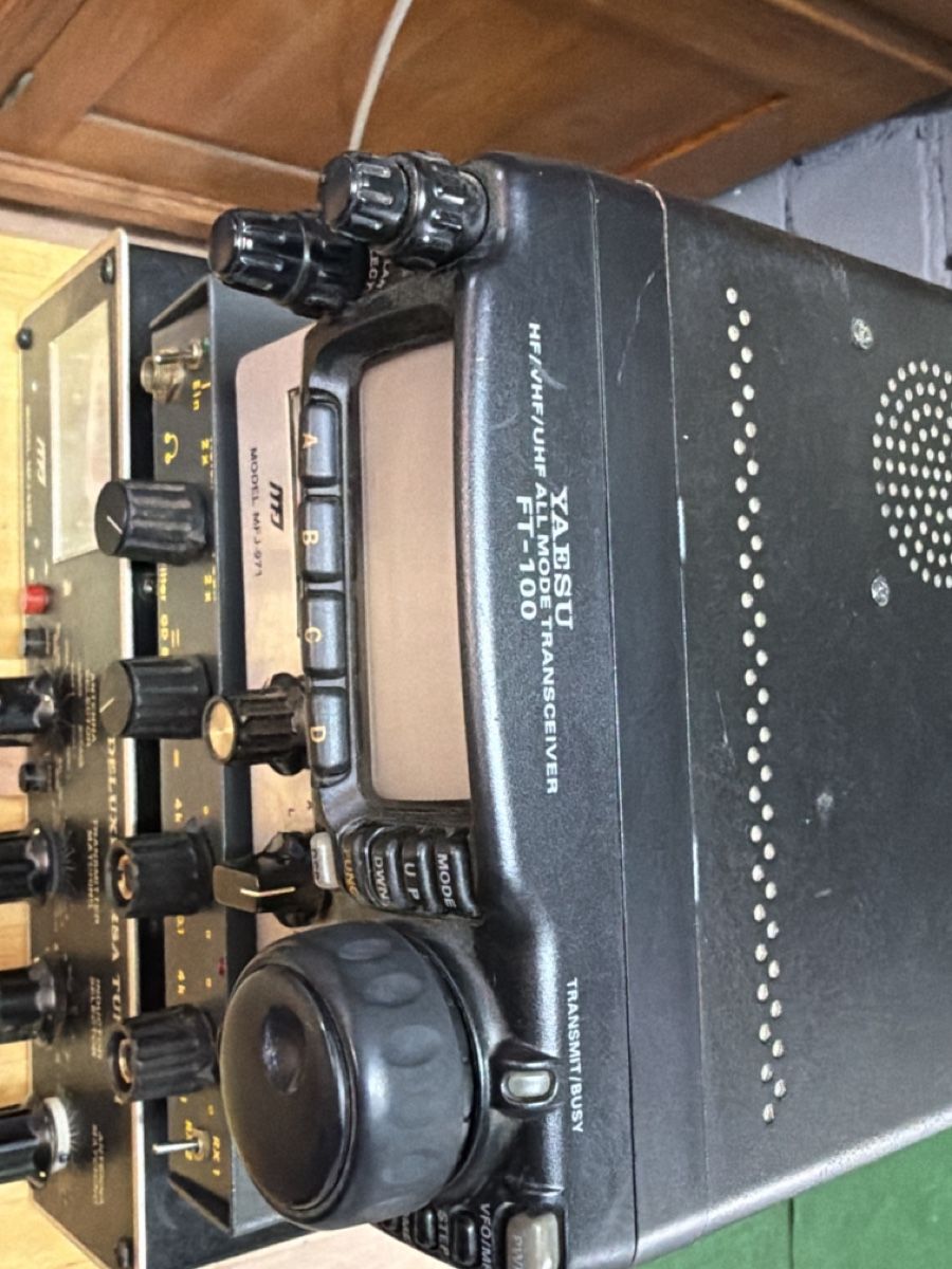 Yaesu Radiocomunicazione: Yaesu FT-100 Transceiver con MFJ Tuner e Accessori – Usato da basel venduto da Swiss._.1978 5