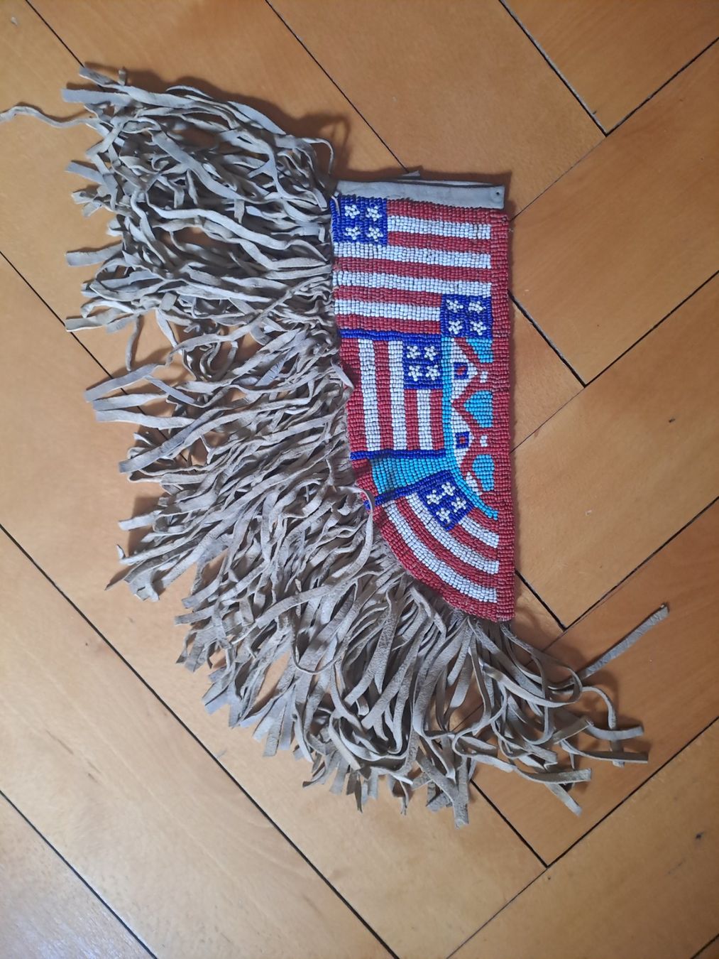 Perle (finte): ETUI DE COUTEAU EN PERLES SIOUX – Usato da LAUSANNE venduto da KWEW