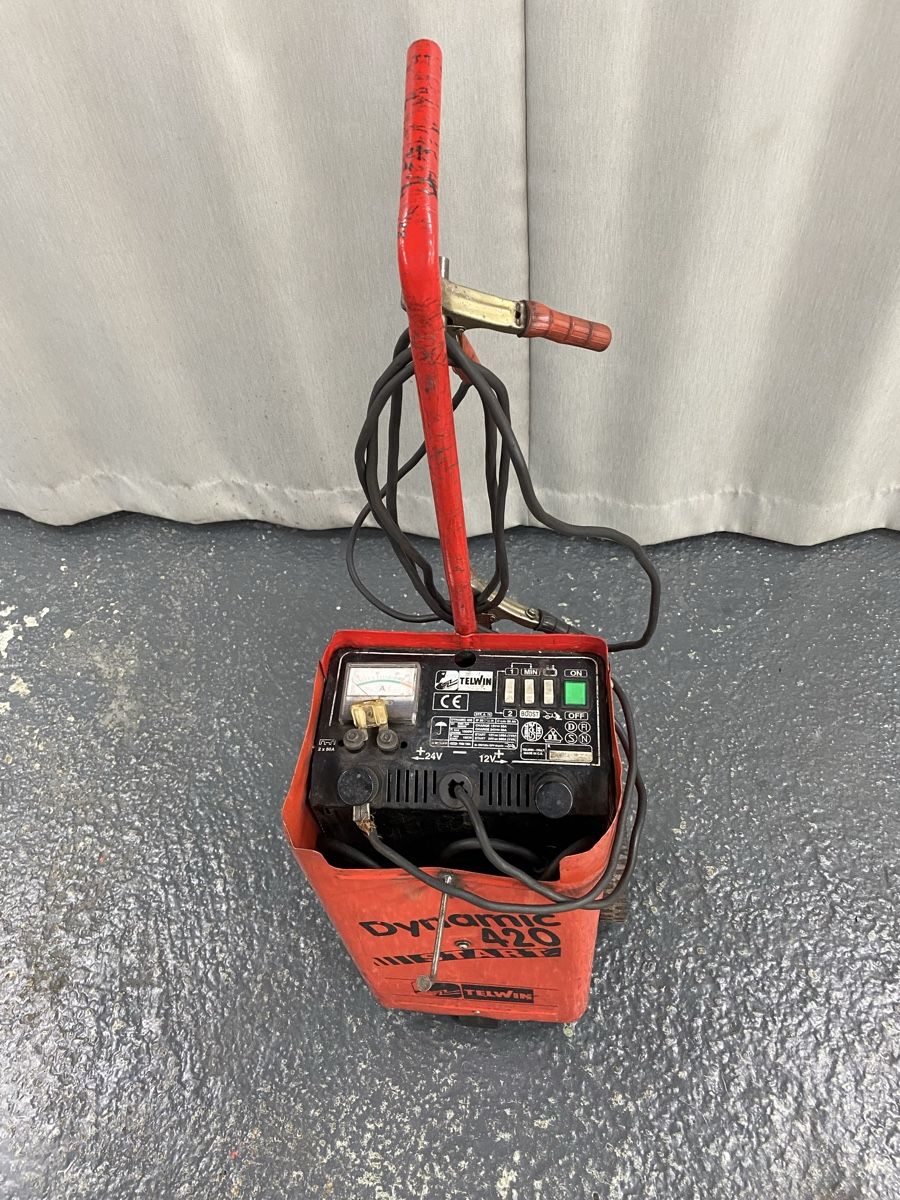 Chargeurs de batterie: Batterielade-/Starthilfegerät  – D'occasion à Hägglingen par Karin0802 4