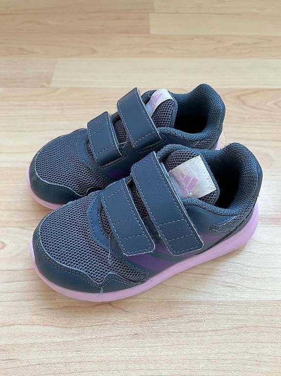 Scarpe per ragazze: Turnschuhe Grösse 26 – Usato da Rotkreuz venduto da antina01 1