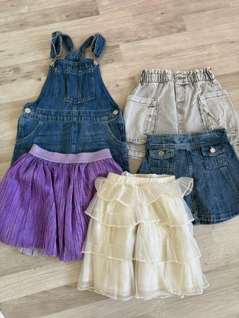 Lot de 5 vêtements fille, salopette et jupes diverses