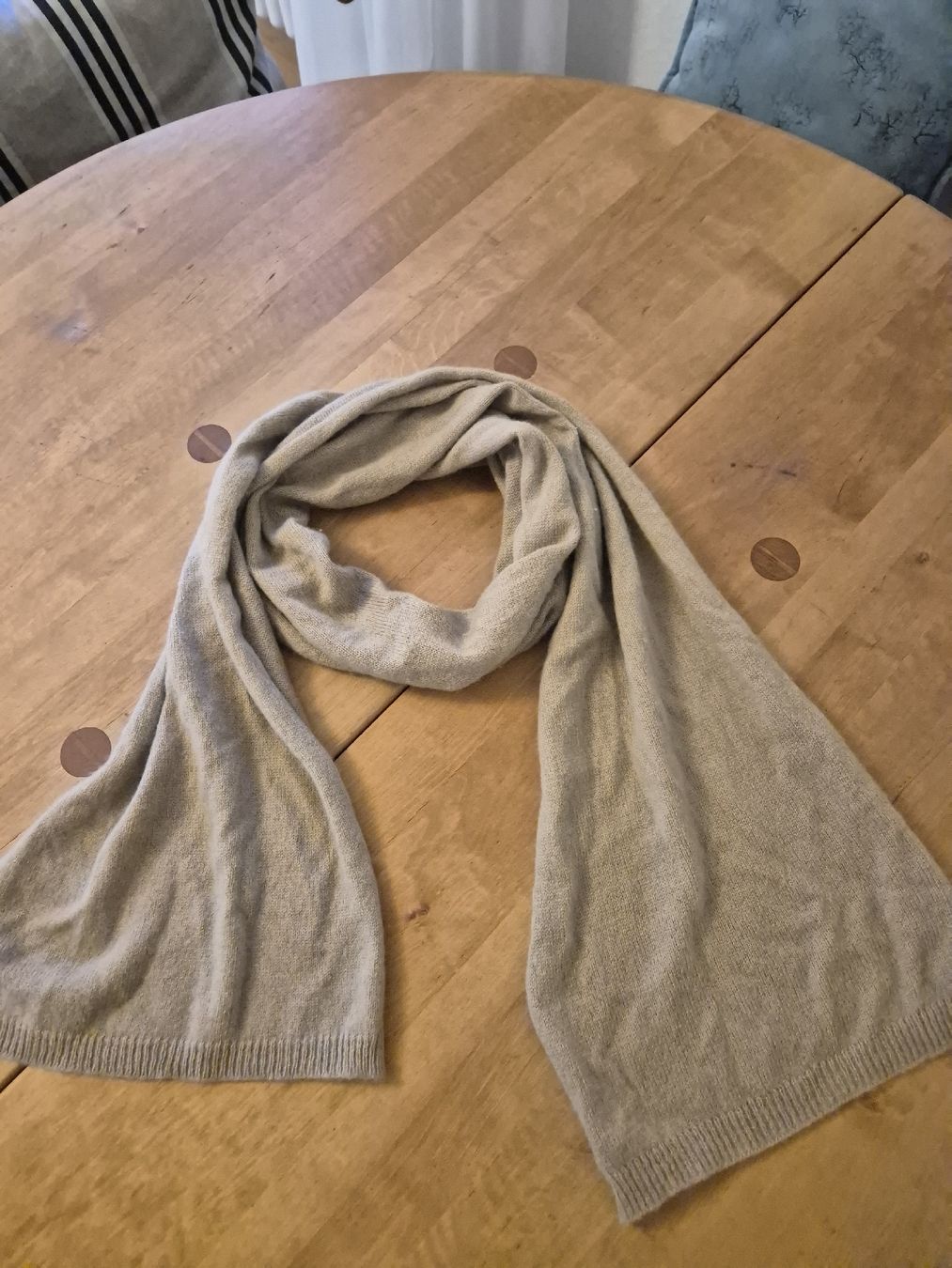H&M Foulard & Sciarpe: Weicher StrickSchal in Beige einfarbig Kaschmir – Usato da Zürich venduto da Drago670 1