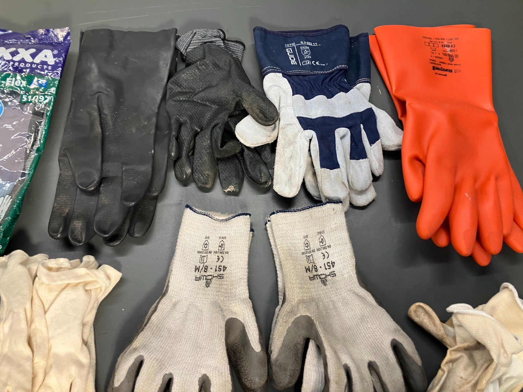 Gants & mitaines : Posten div. gebr. u. neuer Arbeitshandschuhe ab 1.- – Neuf avec emballage d'origine à Lichtensteig par Buy24International 1