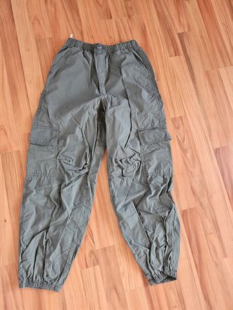 olive Hose mit Gummizug gr. 152