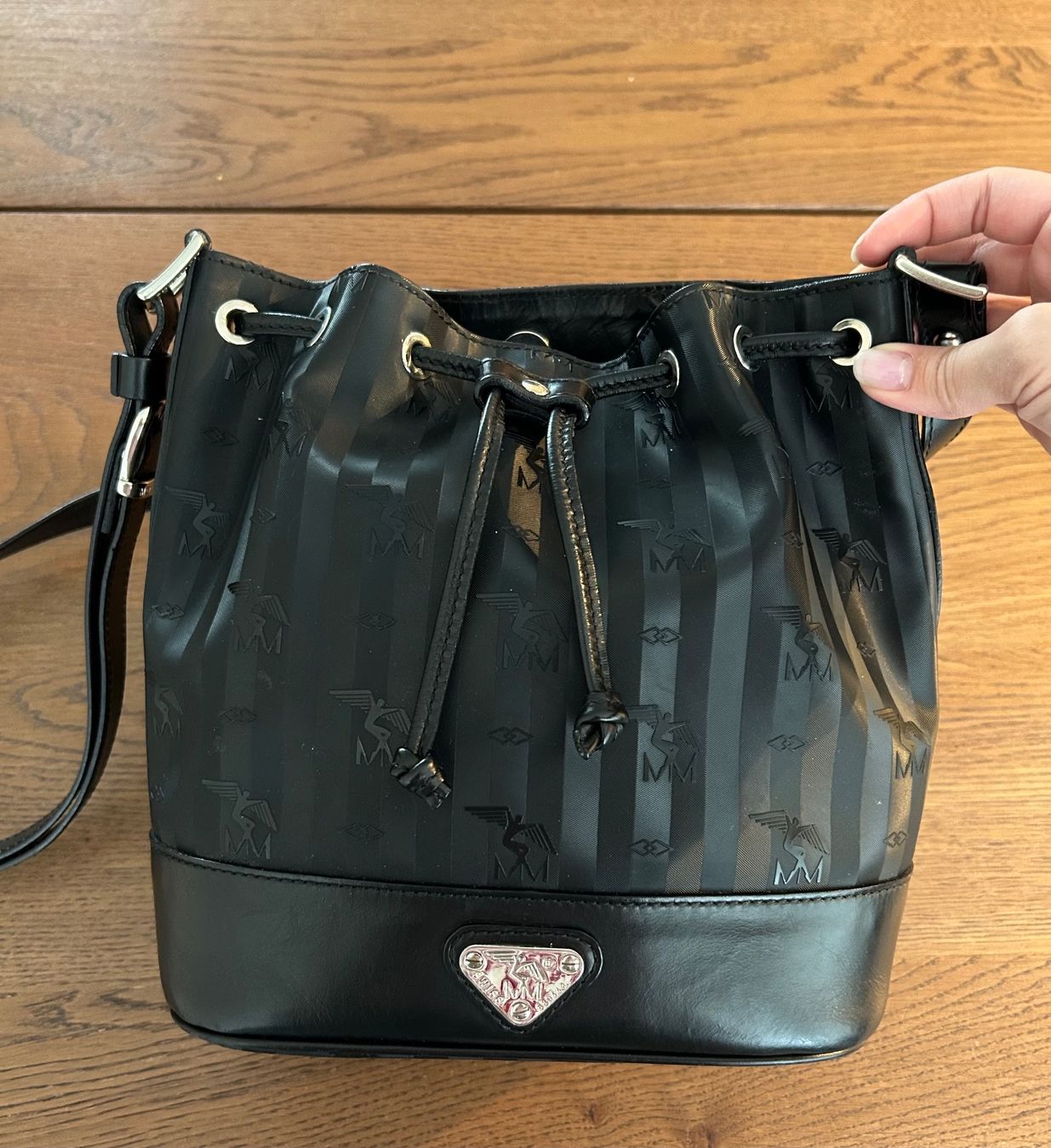 Maison Mollerus Taschen für Damen: Mollerus Beuteltasche schwarz/silber – Gebraucht aus Zürich von Evo-9