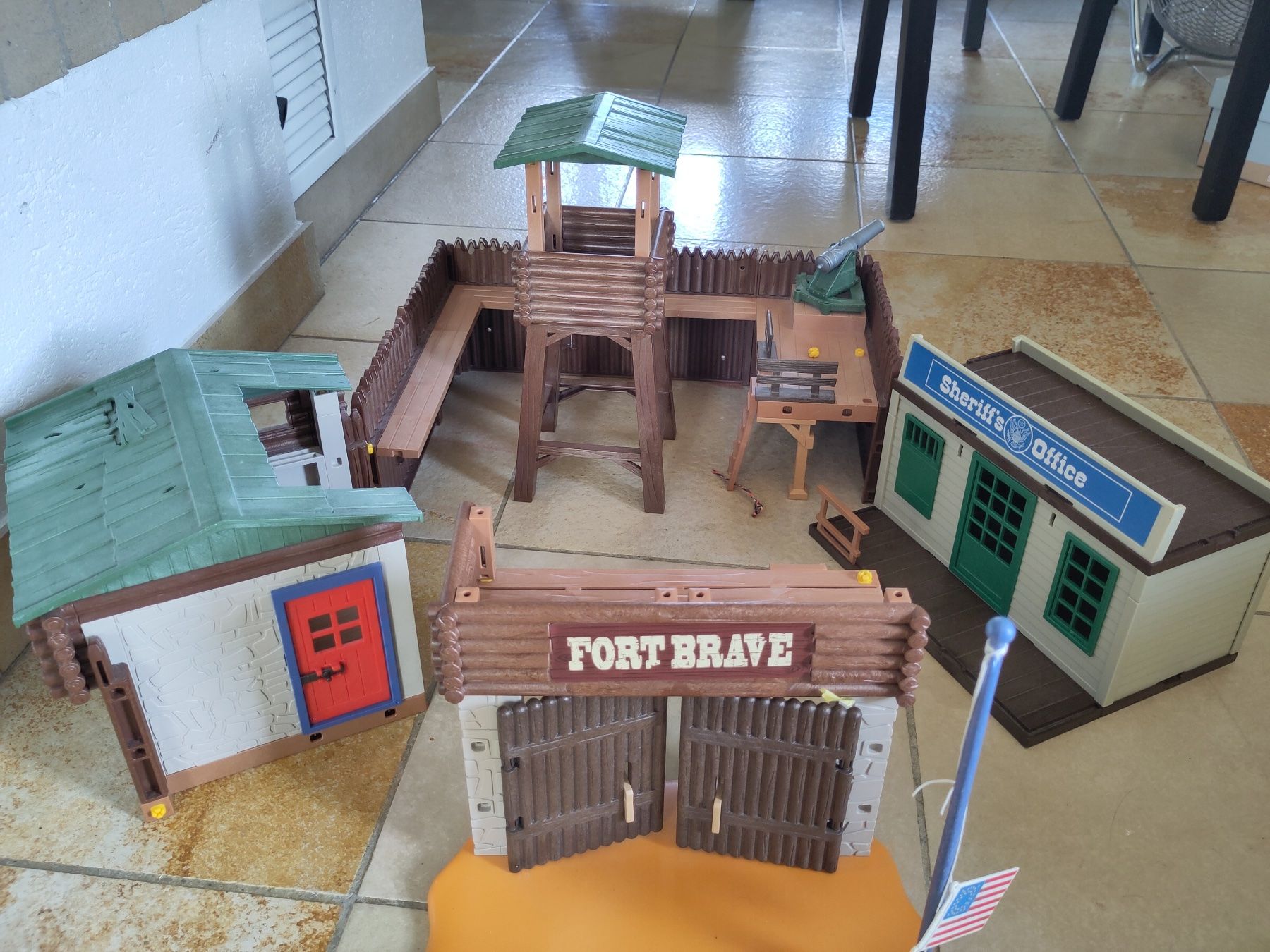 Playmobil Spielzeuge: Fort Brave et soldats playmobils avec bâtiments – Gebraucht aus Delémont von MLim