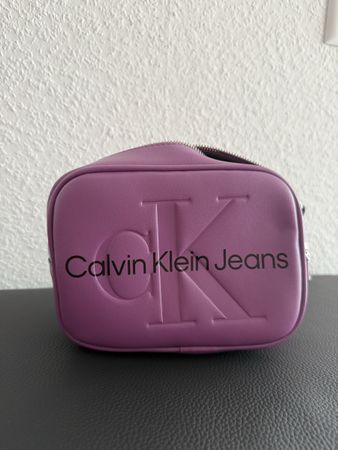 Calvin Klein Jeans Umhängetasche, Lila - Top Zustand!