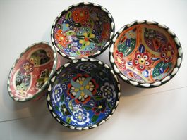 4 HÜBSCHE SCHALEN, 8 CM BREIT, 4 CM HOCH, HAND MADE EGE