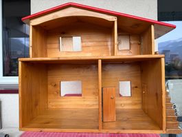 Puppenhaus aus Holz mit rotem Dach