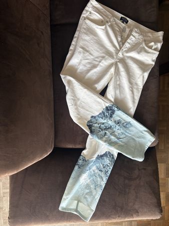 white jeans with mountain print - great condition!
