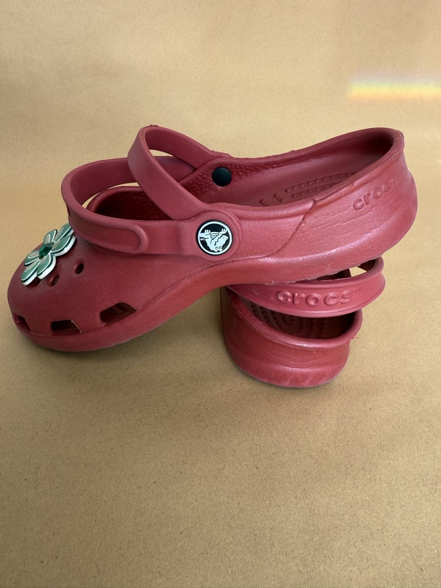 Crocs Scarpe per ragazze: Crocs rouges d'été, décorées avec des fleurs, taille 32 – Nuovo (secondo la descrizione) da La Chaux-de-Fonds venduto da ard_8v5l 4