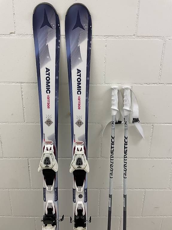 Atomic Sci: Atomic Carving Ski 148 cm + Skistöcke gratis – Usato da Oberburg venduto da alicia12345