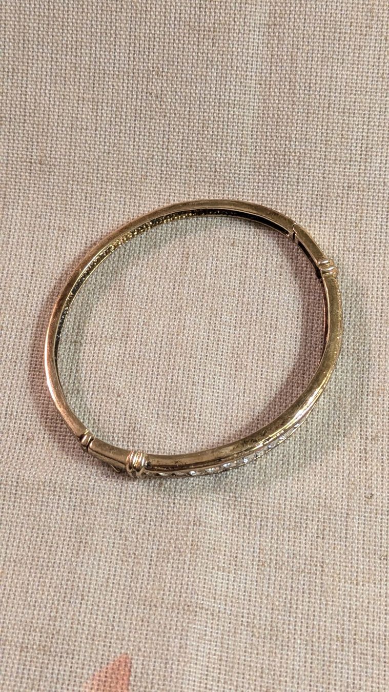 Armbänder & -reifen: Goldiger Armreif aus Silber mit Strass – Gebraucht aus Basel von Shikari