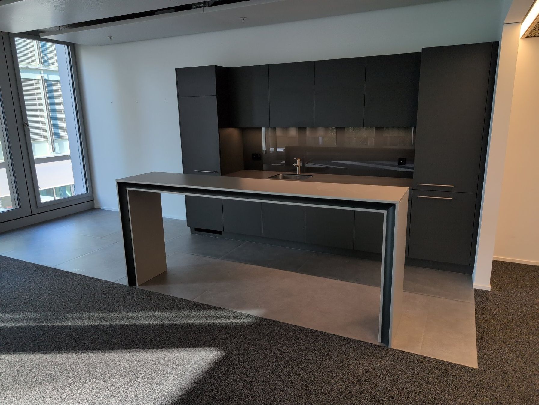 Ladenausstattungen & Messebau: Moderne Theke – Gebraucht aus Zürich von Neil.H