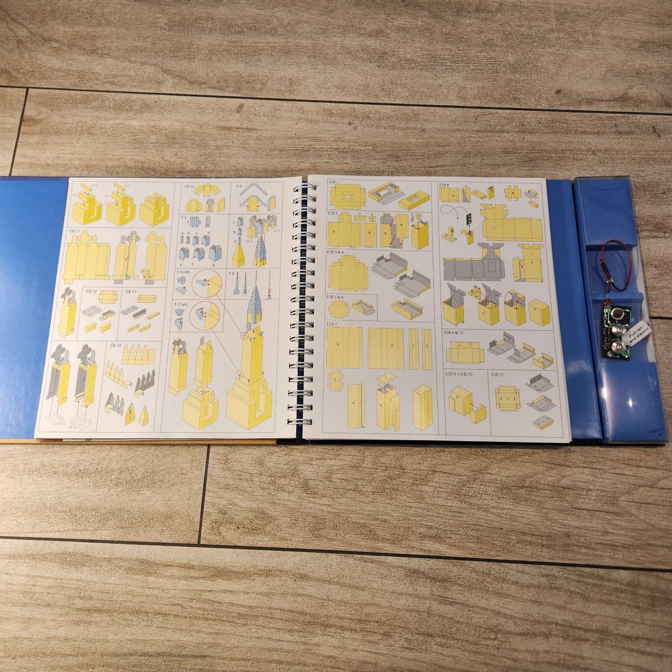Caterham Kit di costruzioni: Master Builder Skyscrapers Architektur-Baukasten mit LED – Usato da Altendorf venduto da Zeitkapsel 1