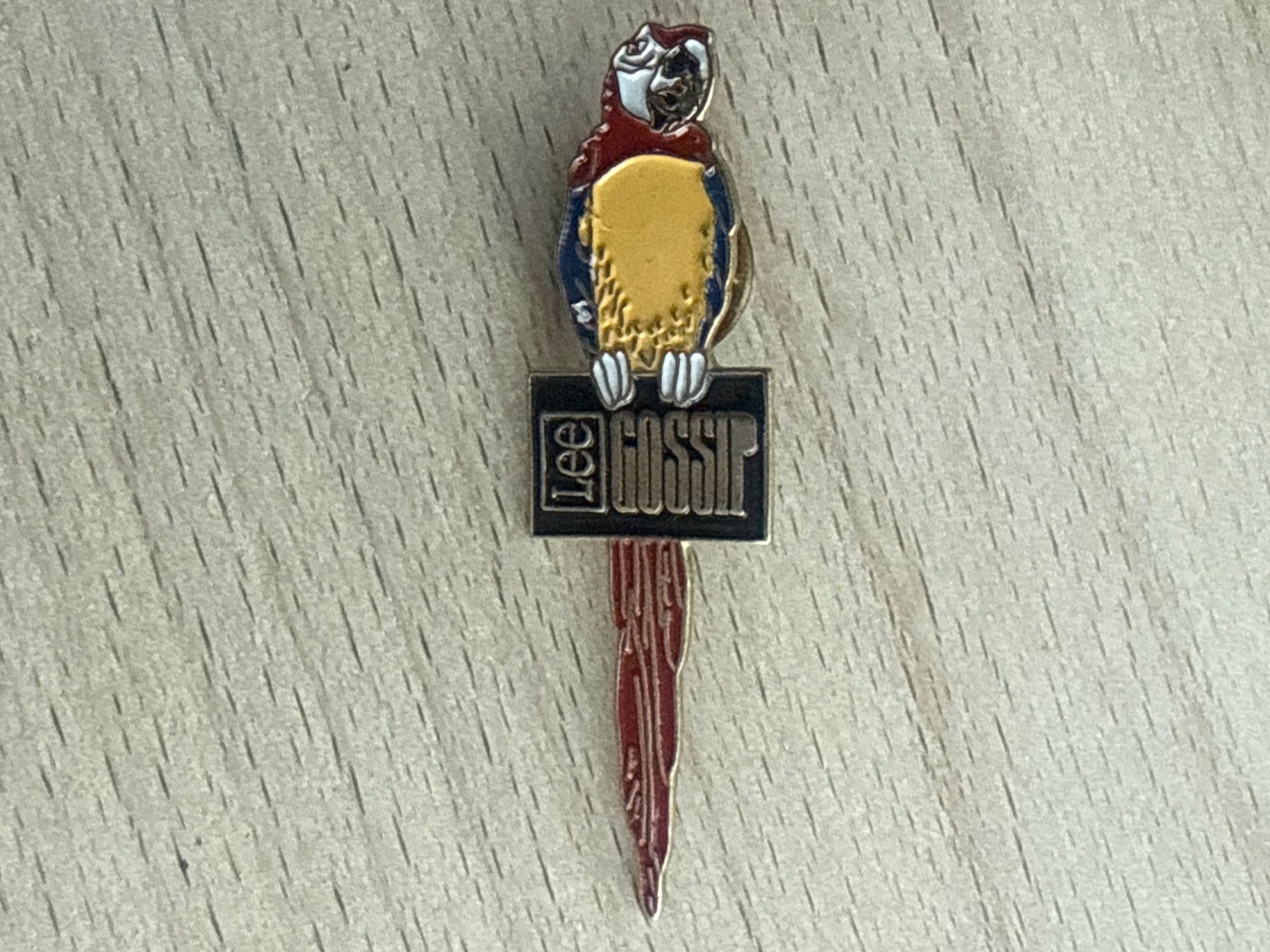 Placchette & Badge: Pin LEE GOSSIP – Usato da Glattbrugg venduto da Schweigmatt