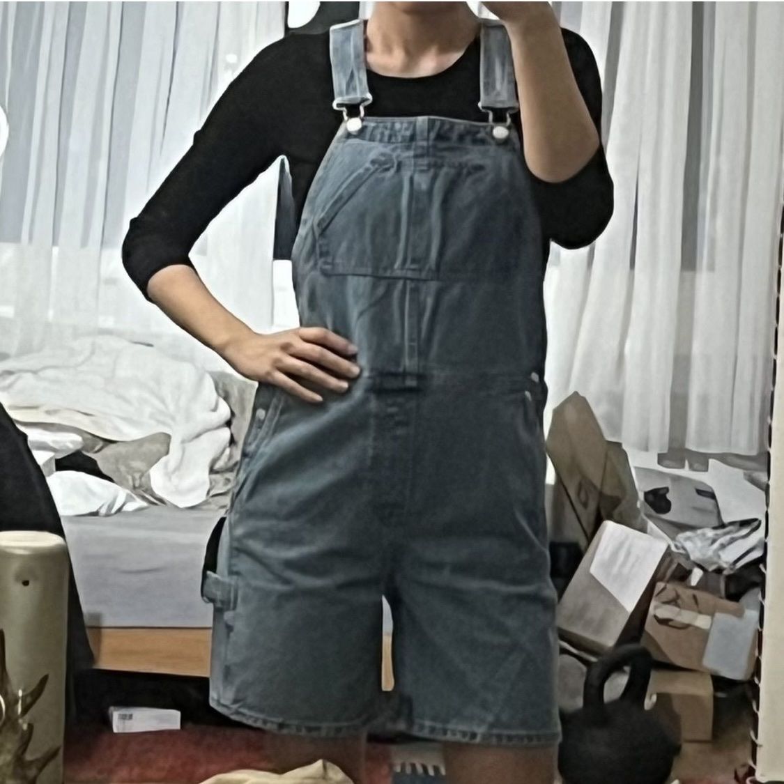 Weekday Tute: Weekday Short Denim Dungarees – Usato da Kriens venduto da tiy_wxz5