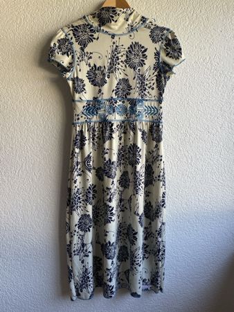 Robe dos nu fleuri bleu et blanc