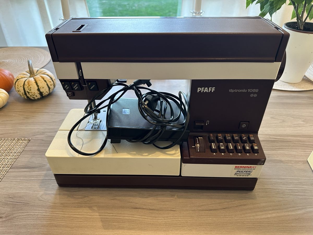 Pfaff Machines à coudre: Nähmaschine Pfaff tiptronic 1069 mit Koffer – D'occasion à Münchenbuchsee par IleanaT