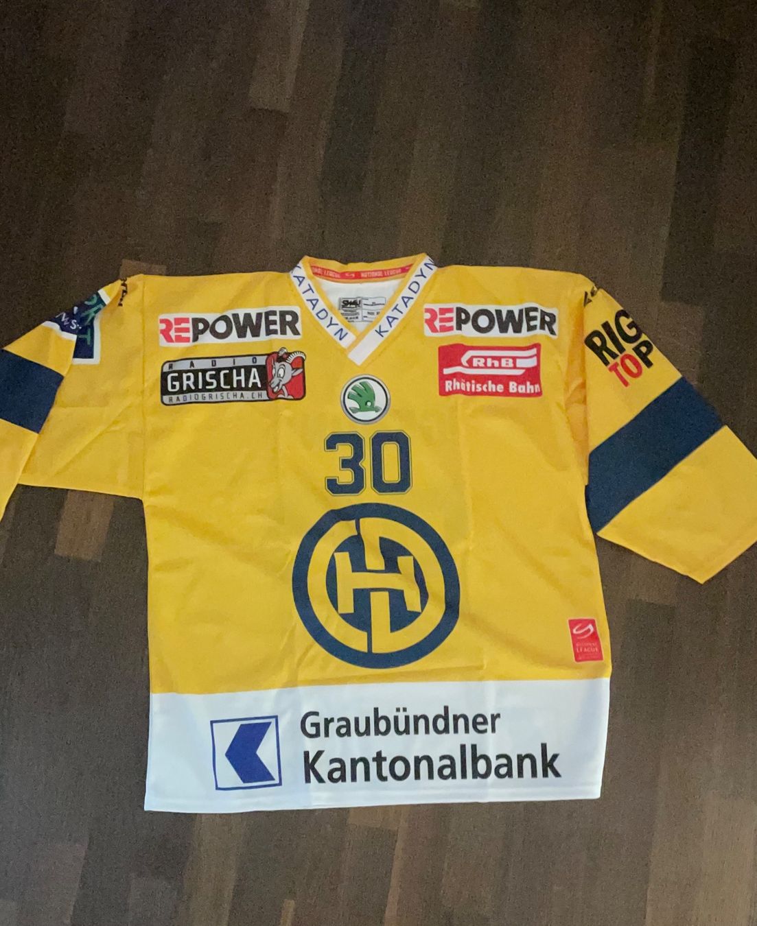 Canottiere & Pantaloni: Eishockey Trikot Leonardo Genoni HCD – Nuovo e nell'imballaggio originale da Domat/Ems venduto da Emser66