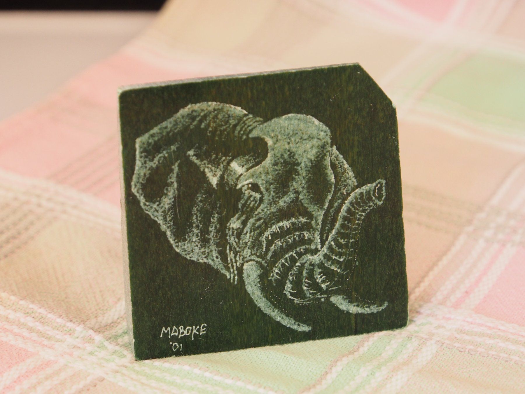 Tutte le decorazioni: éléphant gravé sur pierre verte MABOKE '01 – Usato da Ovronnaz venduto da Etagne68 2