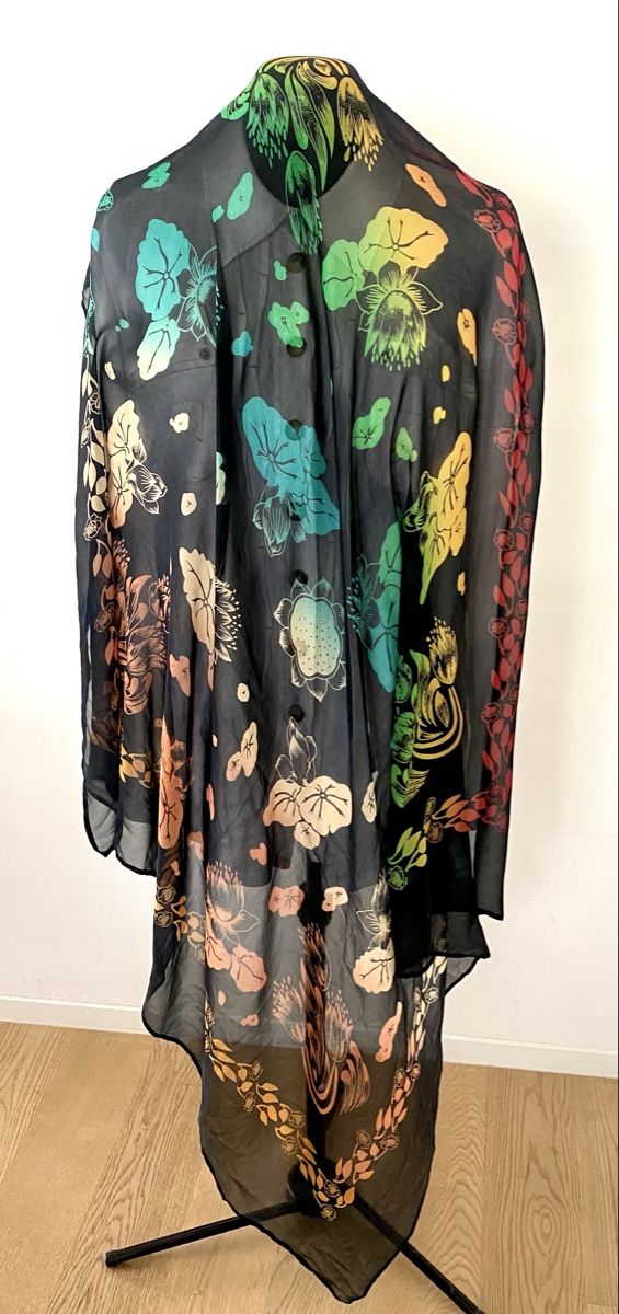 Foulards, Tücher & Schals: Luftig-leichter Seidenschal mit Regenbogen-Blumenmuster – Gebraucht aus Jona von Flamingoo 4