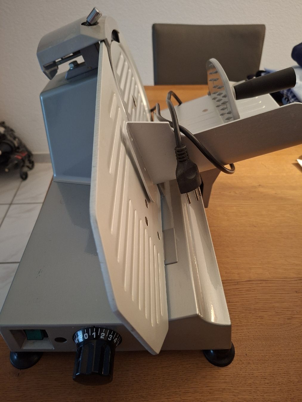 Trisa Elettrodomestici da cucina: Trisa Aufschnittmaschine Typ 6500 – Usato da Oetwil am See venduto da Barclay64