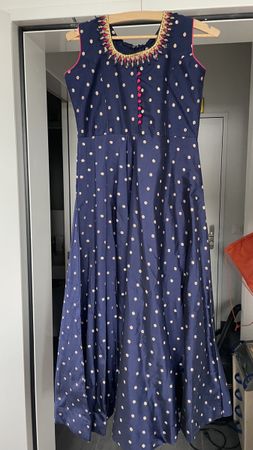Elegantes blaues Kleid mit Stickerei Gr. 170/176