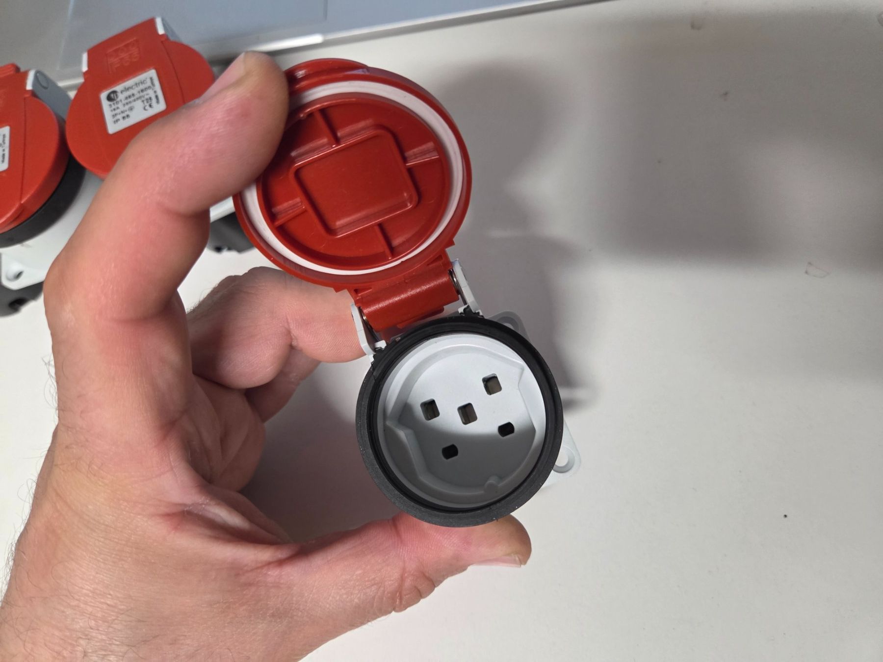 Spine: T25 Steckdose von tp electric Einbausteckdose 16a IP55 – Nuovo e nell'imballaggio originale da Zürich venduto da eymen20