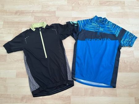 2 Velotrikot Gr. S für 11-12 Jahre