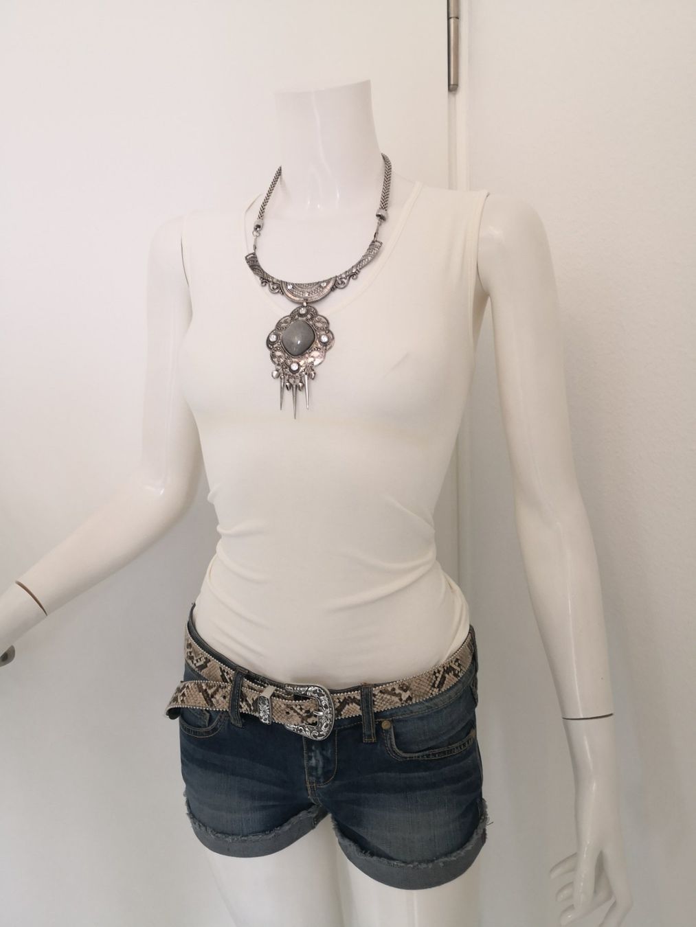 Mango Top: 🤩MANGO TOP ECRU MIT V-SCHNITT – Usato da Olten venduto da Naja-Twins-Twins 2