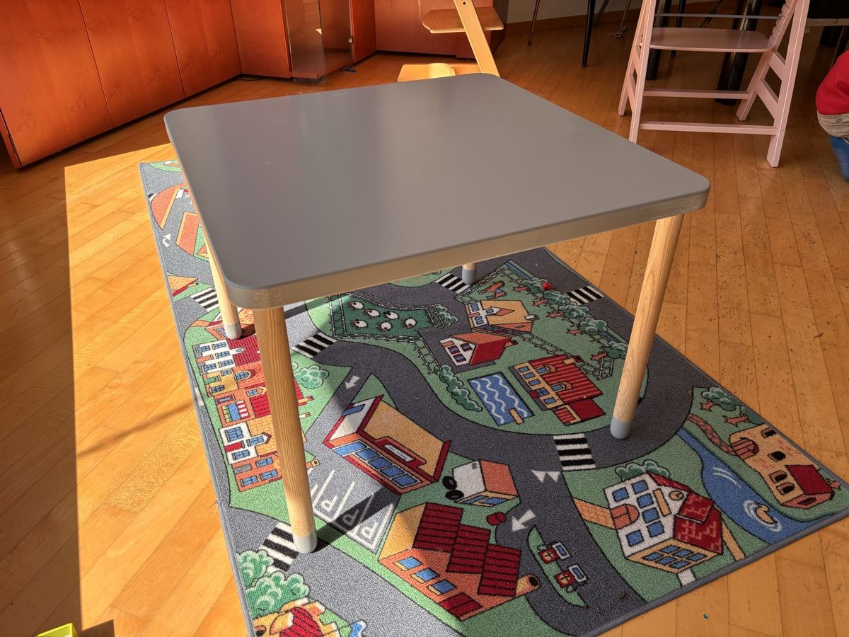 Tische: FLEXA Kindertisch grau mit Holzbeinen – Gebraucht aus Bassersdorf von Andre_g1 6