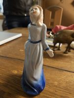 Alte Porzellanfigur Dame in blau weissem Kleid (I1)