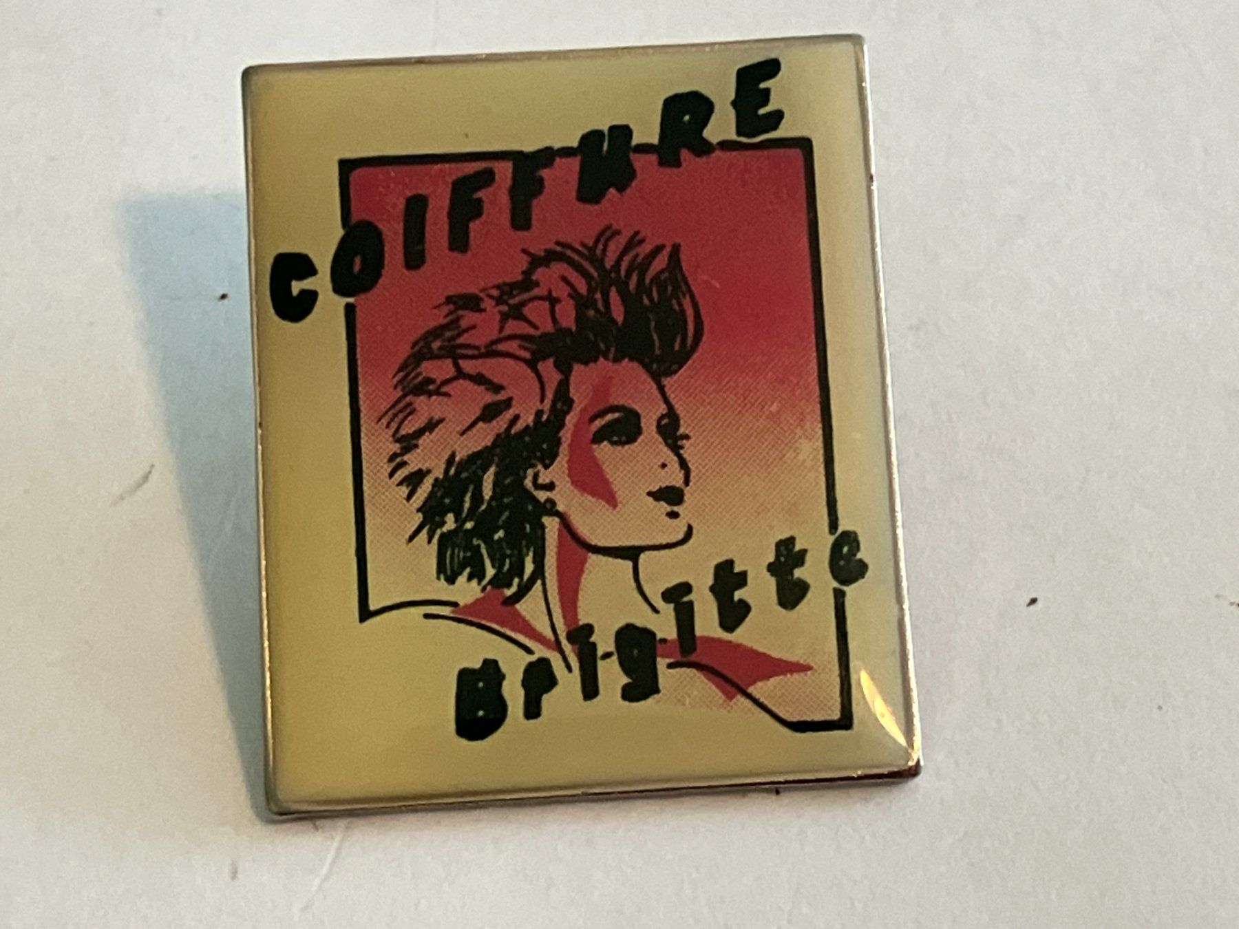 Placchette & Badge: 1 Pin Coiffure Brigitte – Usato da Basel venduto da djwwpp