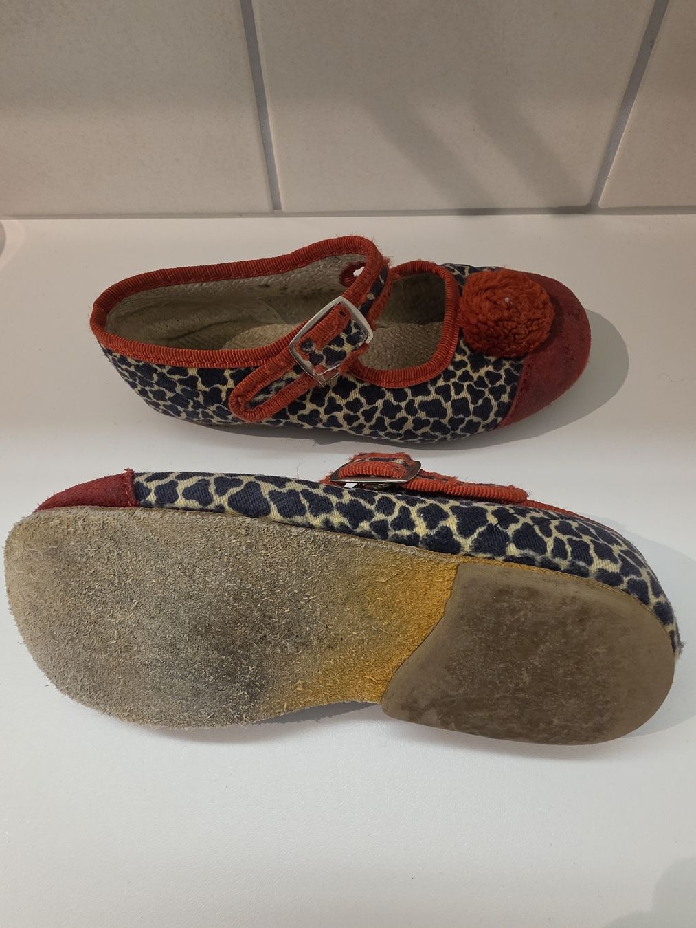 Scarpe per ragazze: Tigerfinkli! Hausschuhe mit Pompon.  – Usato da Zürich venduto da sla_5rwh 2