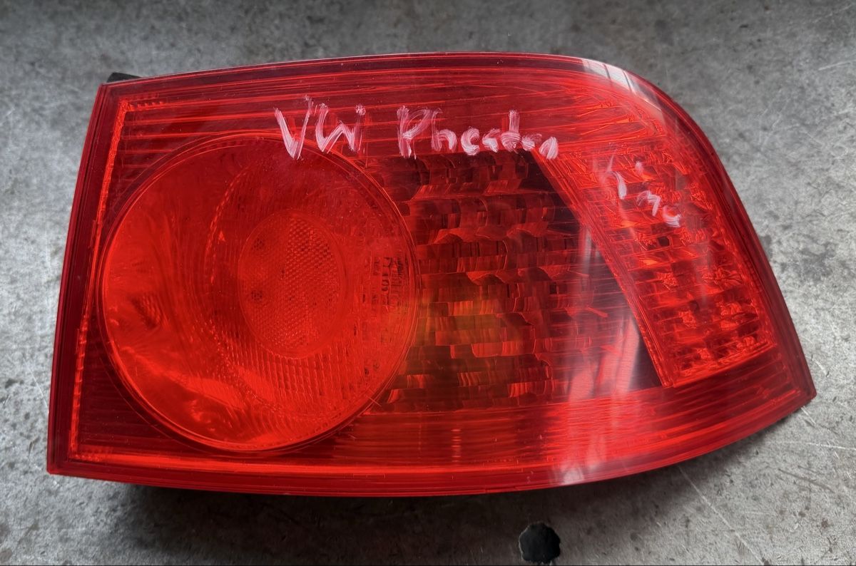 Volkswagen Alle Autoersatzteile: VW Phaeton LED Rückleuchte rechts außen 3D0945096B – Gebraucht aus Widnau von Gasser_Auto
