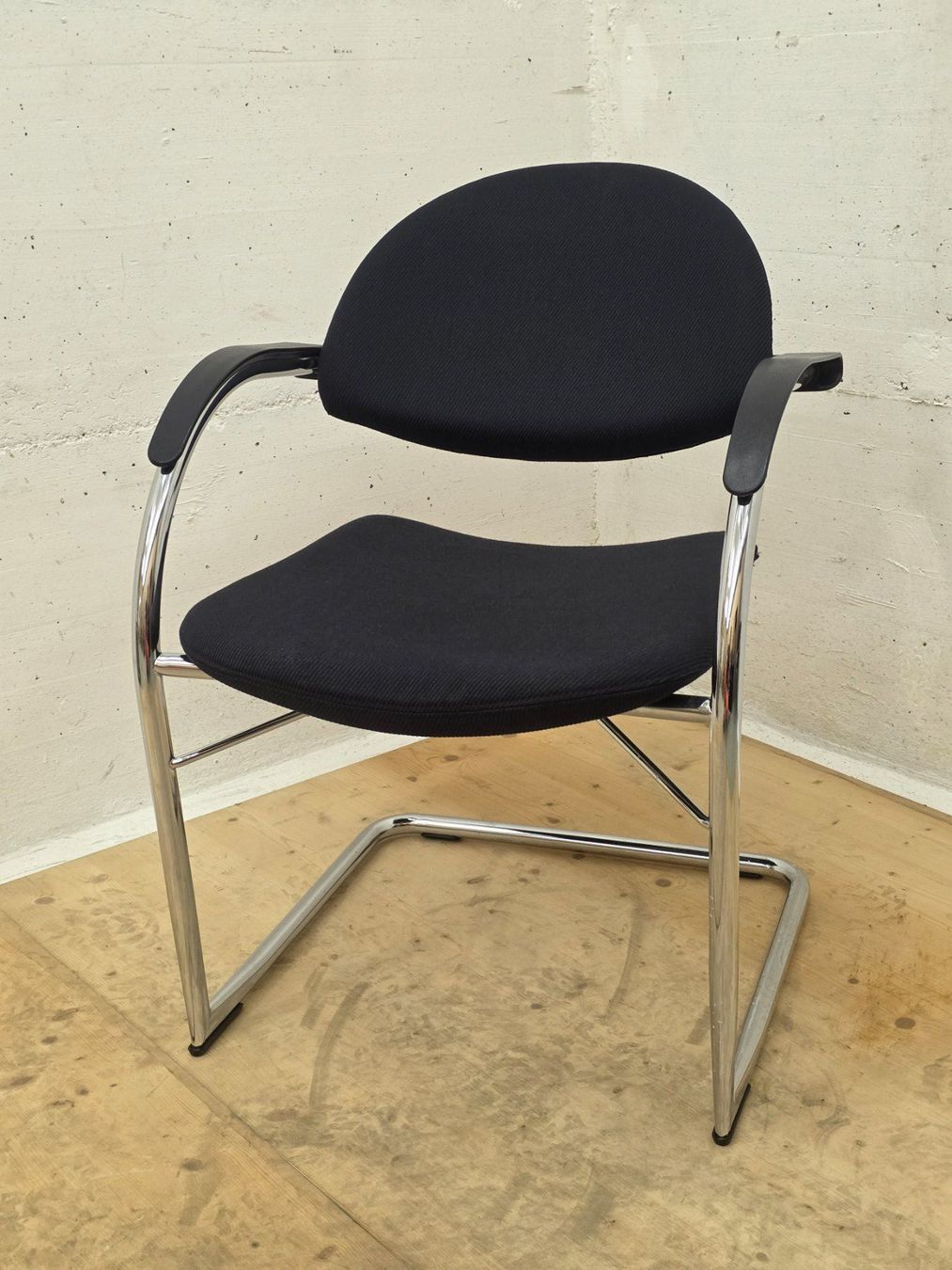 Vitra Sedie: Vitra Onda Freischwinger Designklassiker Mario Bellini – Usato da Münchenbuchsee venduto da LuupBrocki