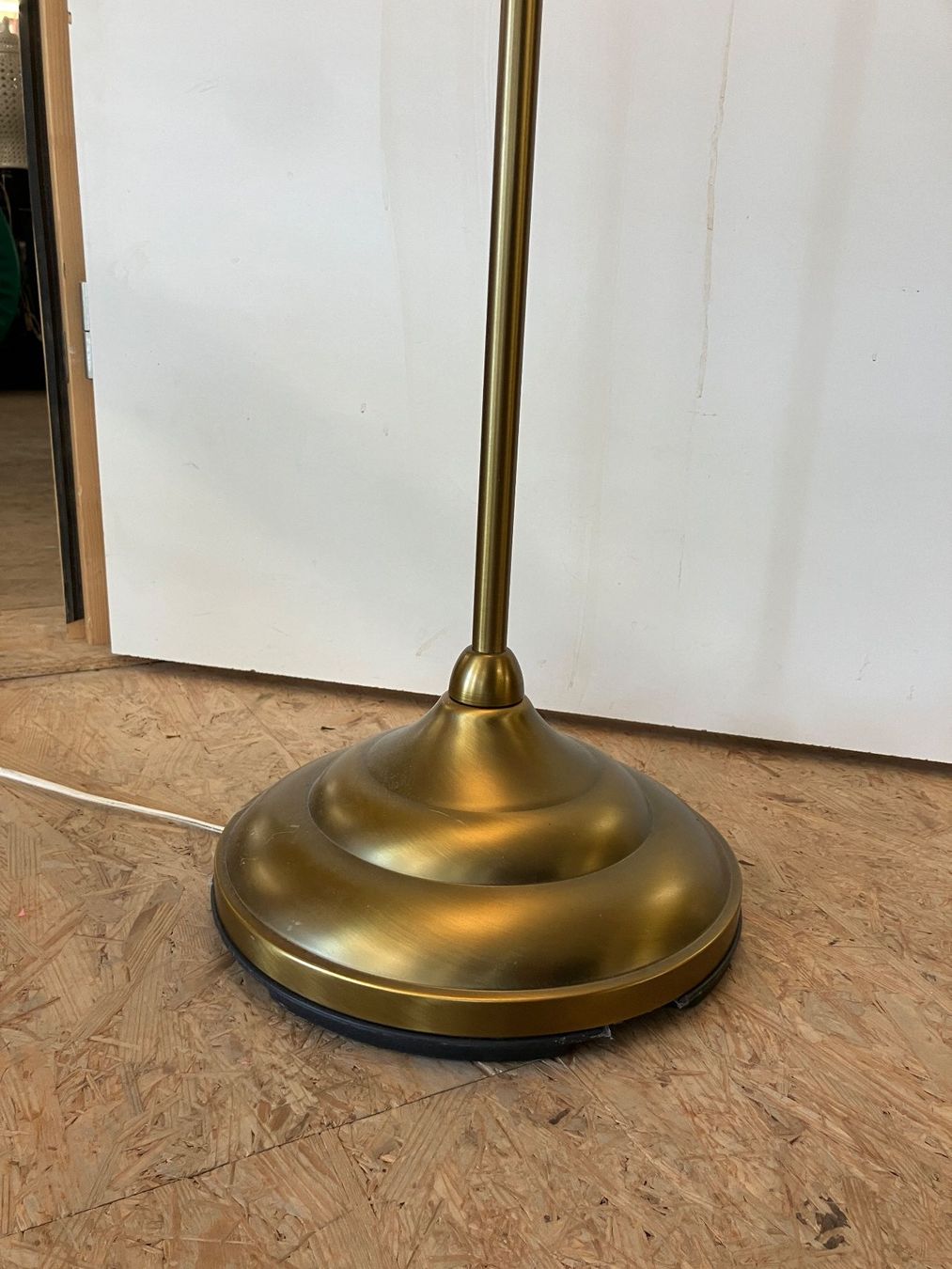Lampade: Elegante Stehlampe, goldfarben – Usato da Dübendorf venduto da sdbu-frappant 1