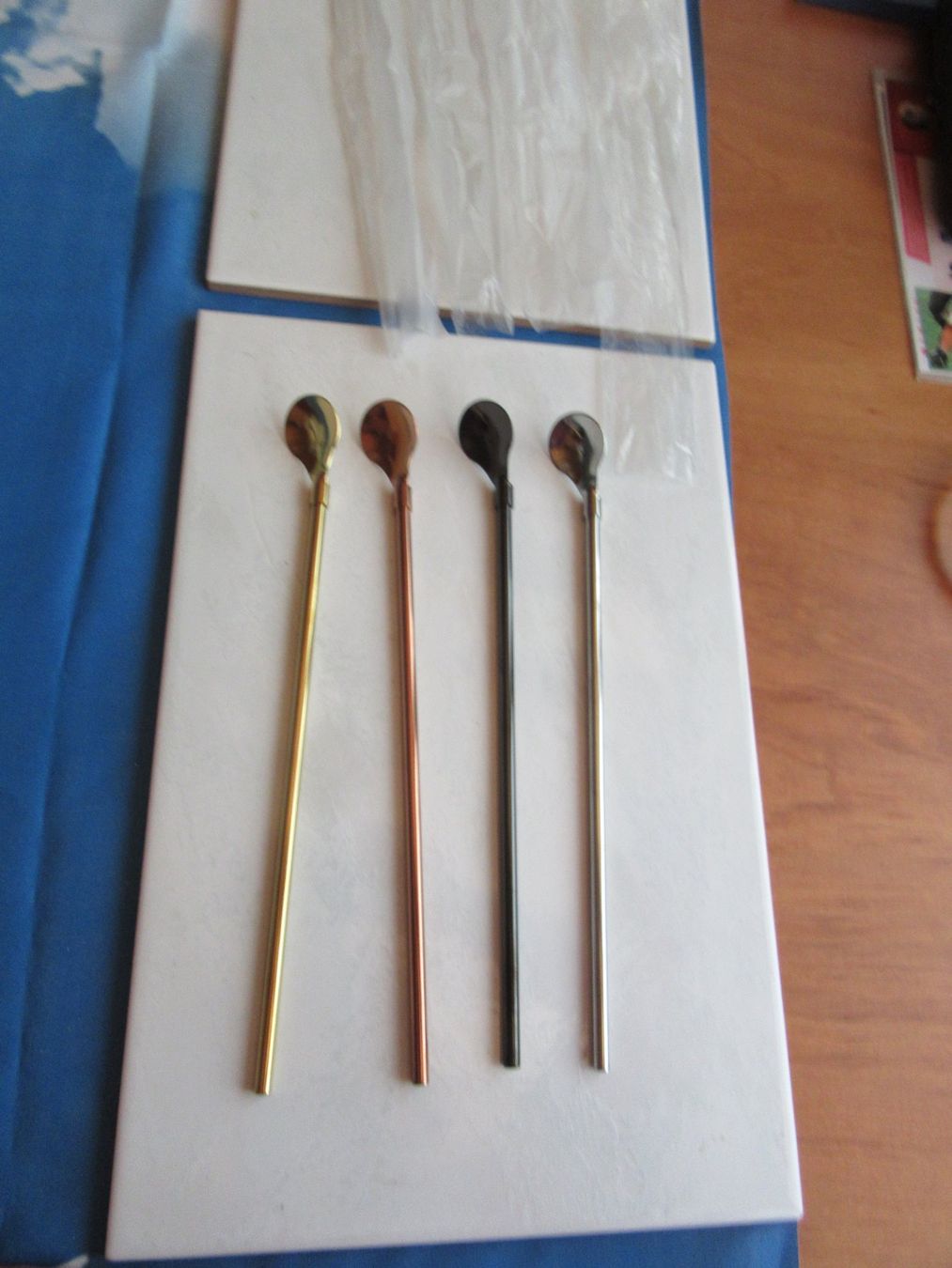 Cucchiai: Löffel mit Trinkhalm, 4 Stück, 4 Farben – Nuovo e nell'imballaggio originale da Wattwil venduto da wampi