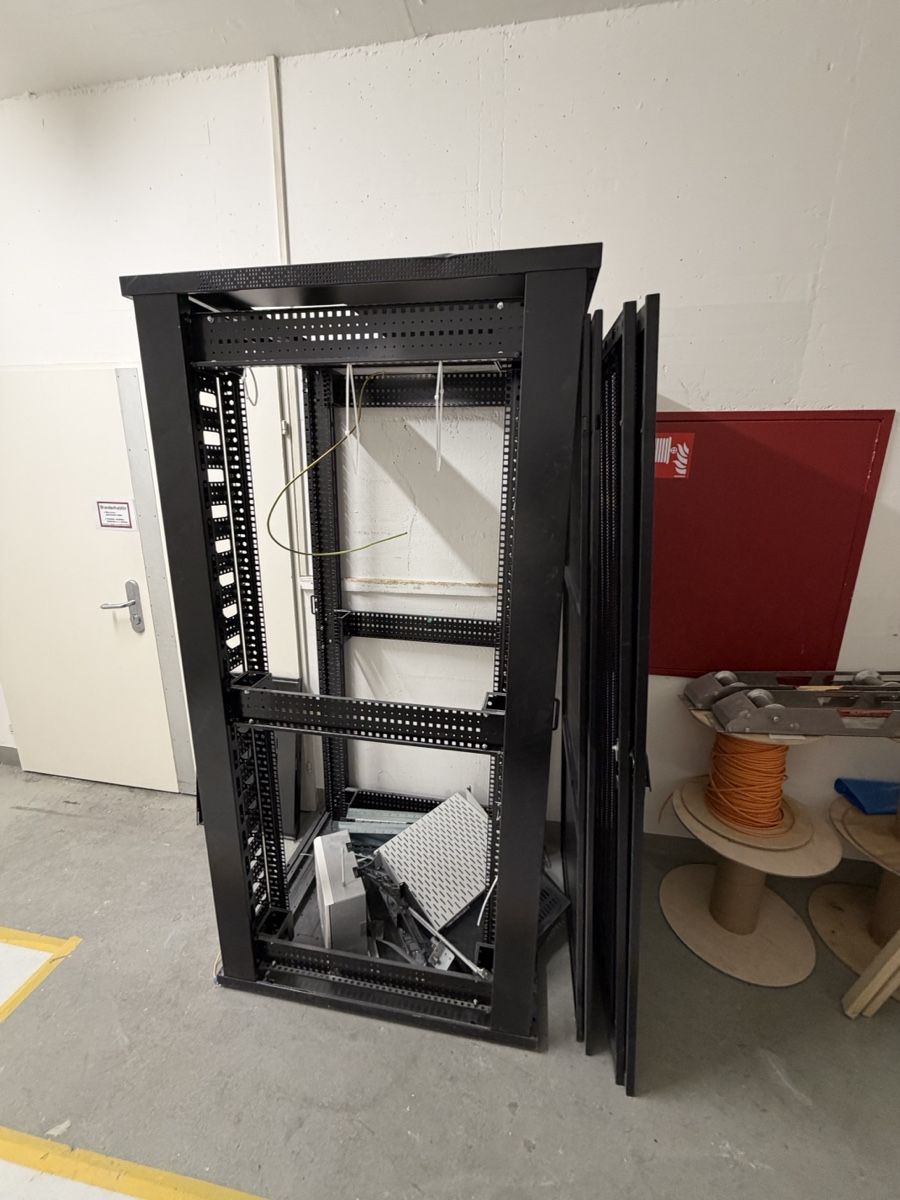 Autres accessoires: armadio rack  nero aperto – D'occasion à Wettingen par KingBerisha