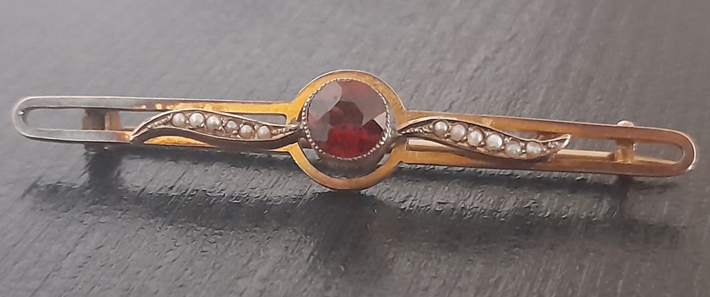 Broche victorienne, roses en celluloïd faux corail et petites