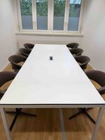 Konferenztisch weiss mit 10 Stuehlen neuwertiger Zustand