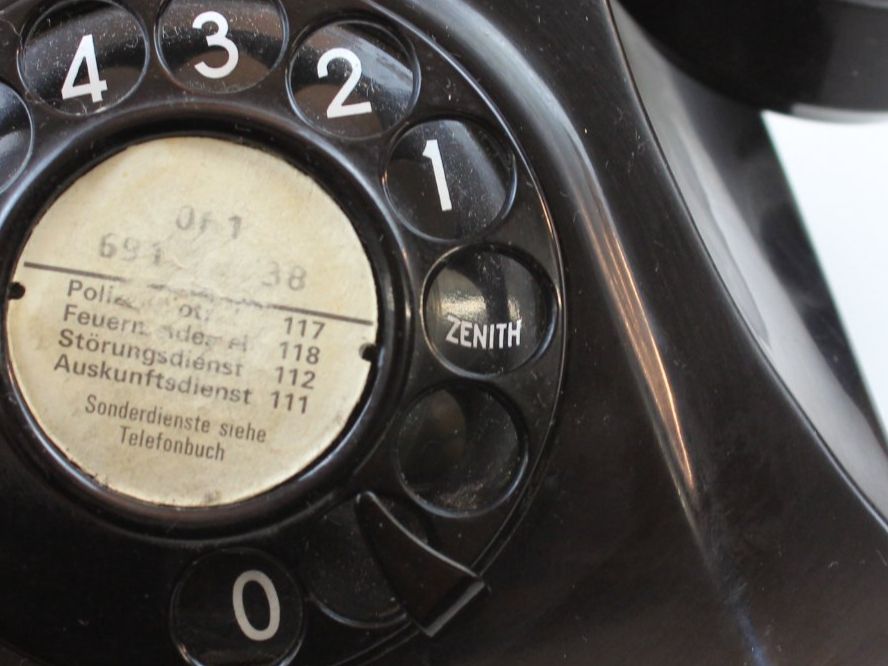 Zenith Téléphones: Vintage Zenith Wählscheibentelefon – D'occasion à Basel par IRMAundFRED 4