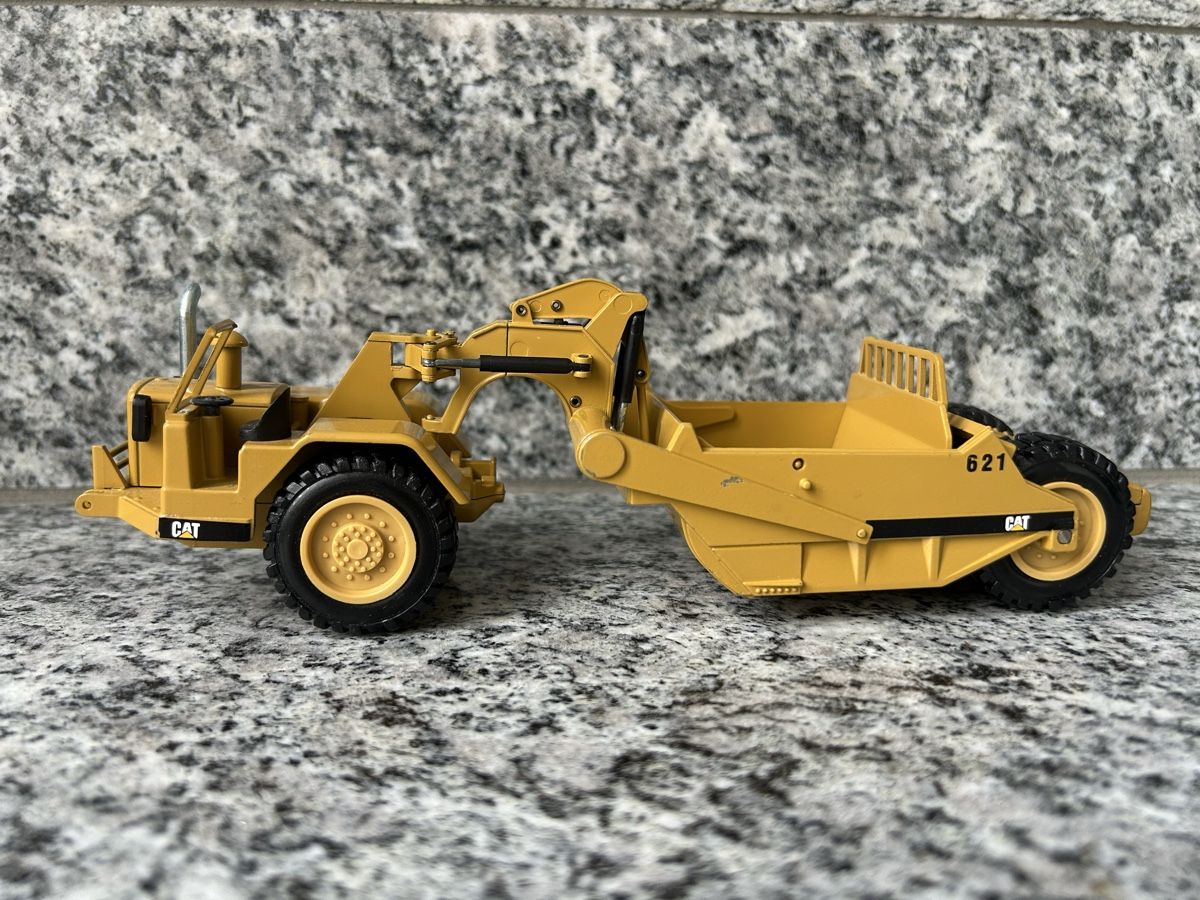 Caterpillar Kit di modellismo & Modellini statici: Caterpillar 621 Scraper, 1:50, NZG – Usato da Horw venduto da Tigercat635 1