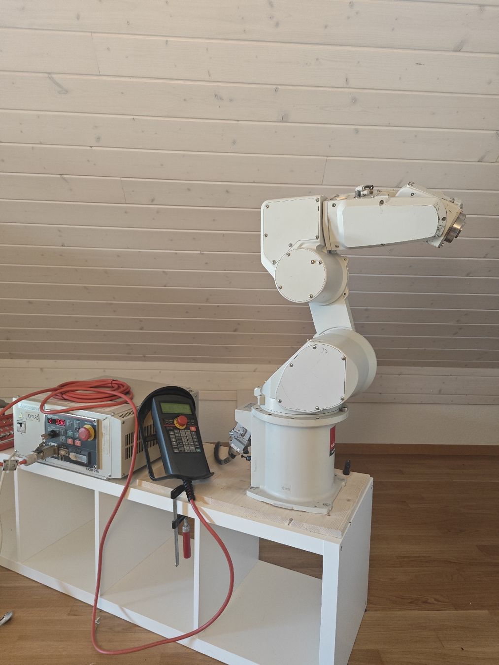 Mitsubishi Tutte le macchine: Robot industrielle Mitsubishi Melfa RV-3SD – Usato da Vernier venduto da lok_7dmb