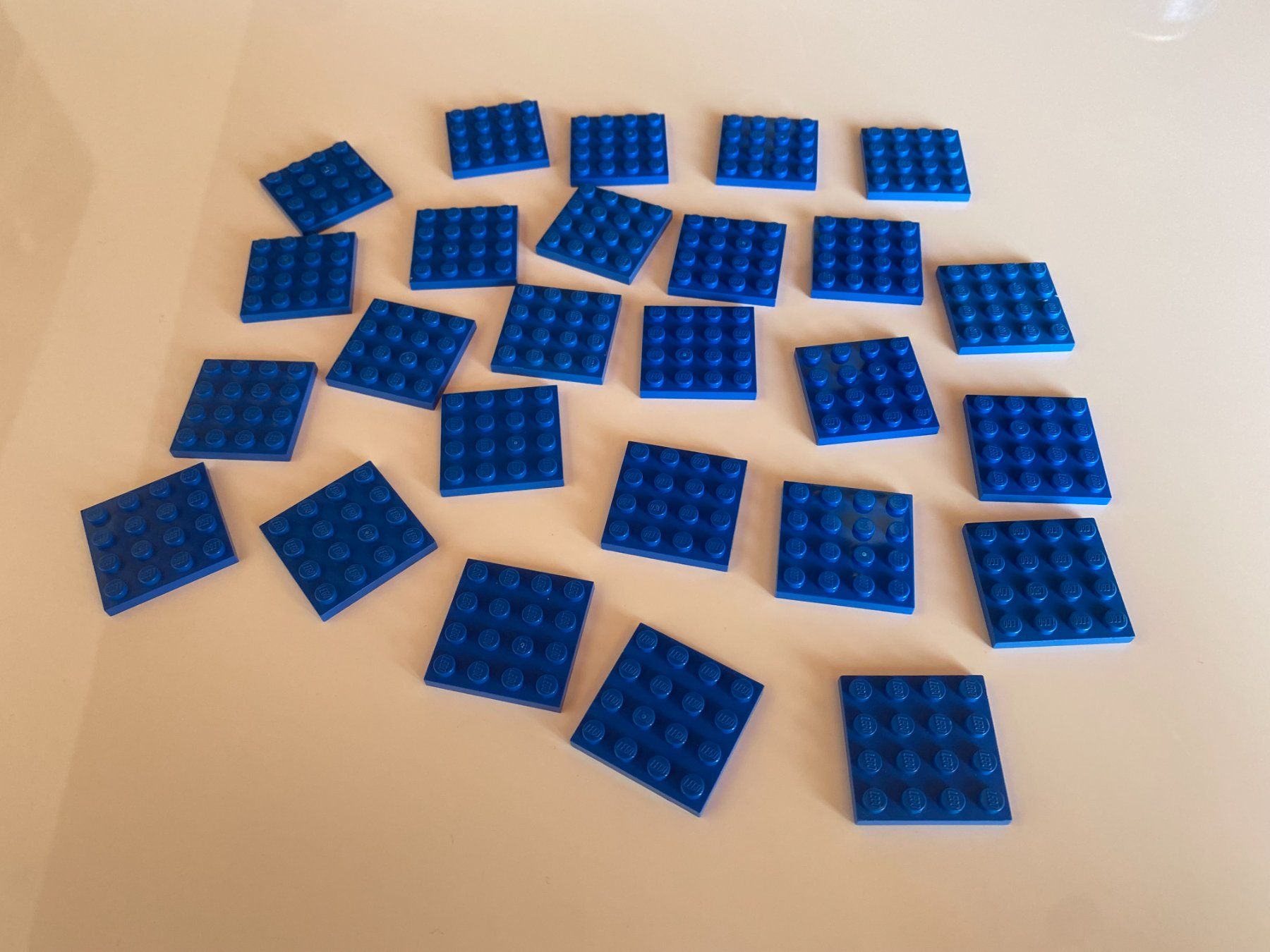 Lego Kit di costruzioni: LEGO - 26 - BLAUE - PLÄTTLI - 4 X 4 – Usato da Gelterkinden venduto da ajdt4