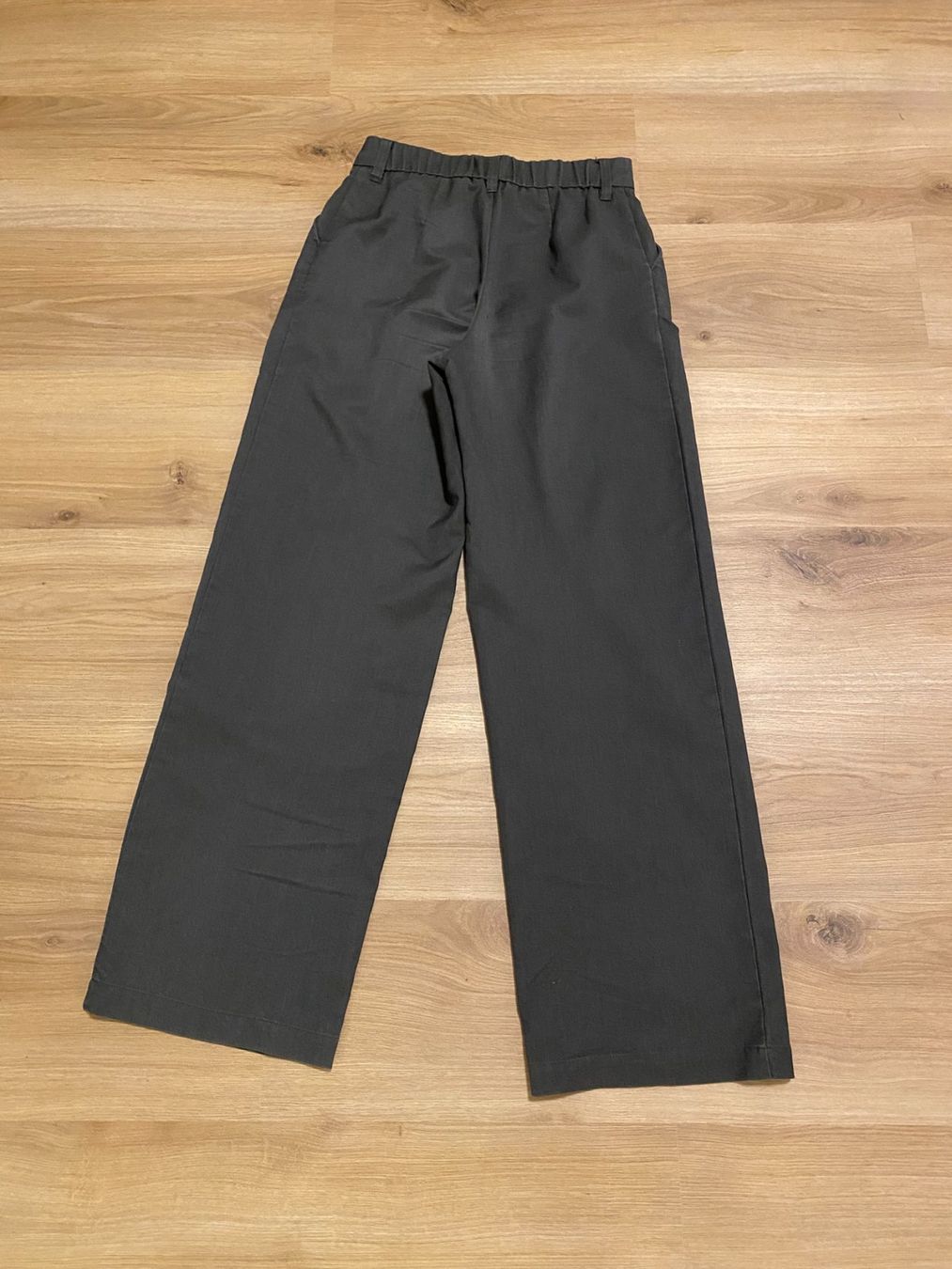 Pantaloni: Pantalon long gris agréable – Usato da Delémont venduto da elena_neuhaus 1