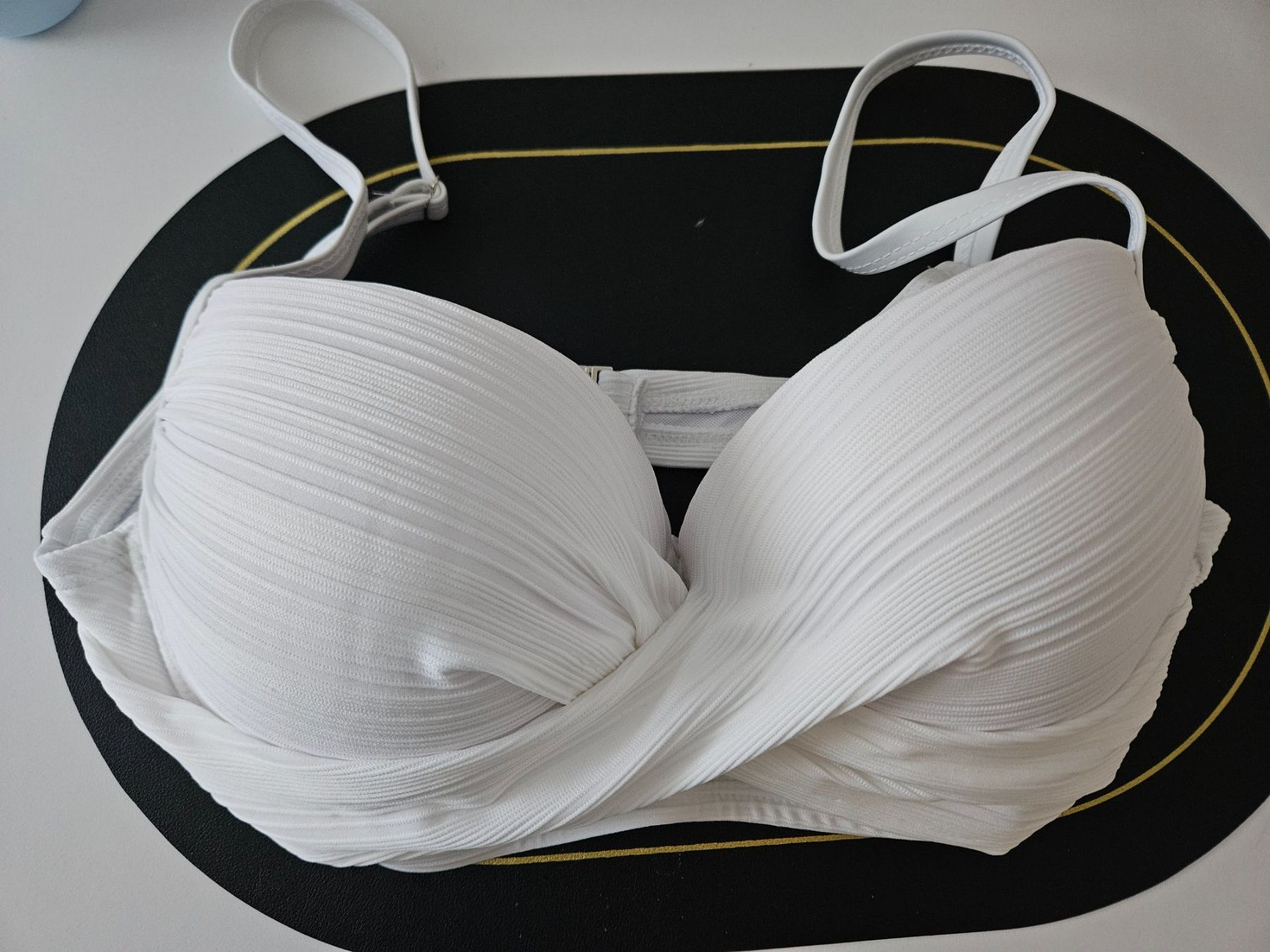 Badekleider & Bikinis: Neues Bikinioberteil, weiss, Grösse 44 – Neu (gemäss Beschreibung) aus Bern von Oloui