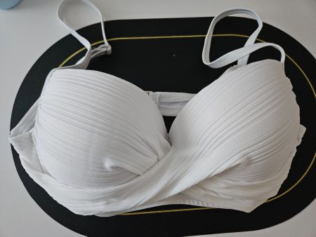 Neues Bikinioberteil, weiss, Grösse 44